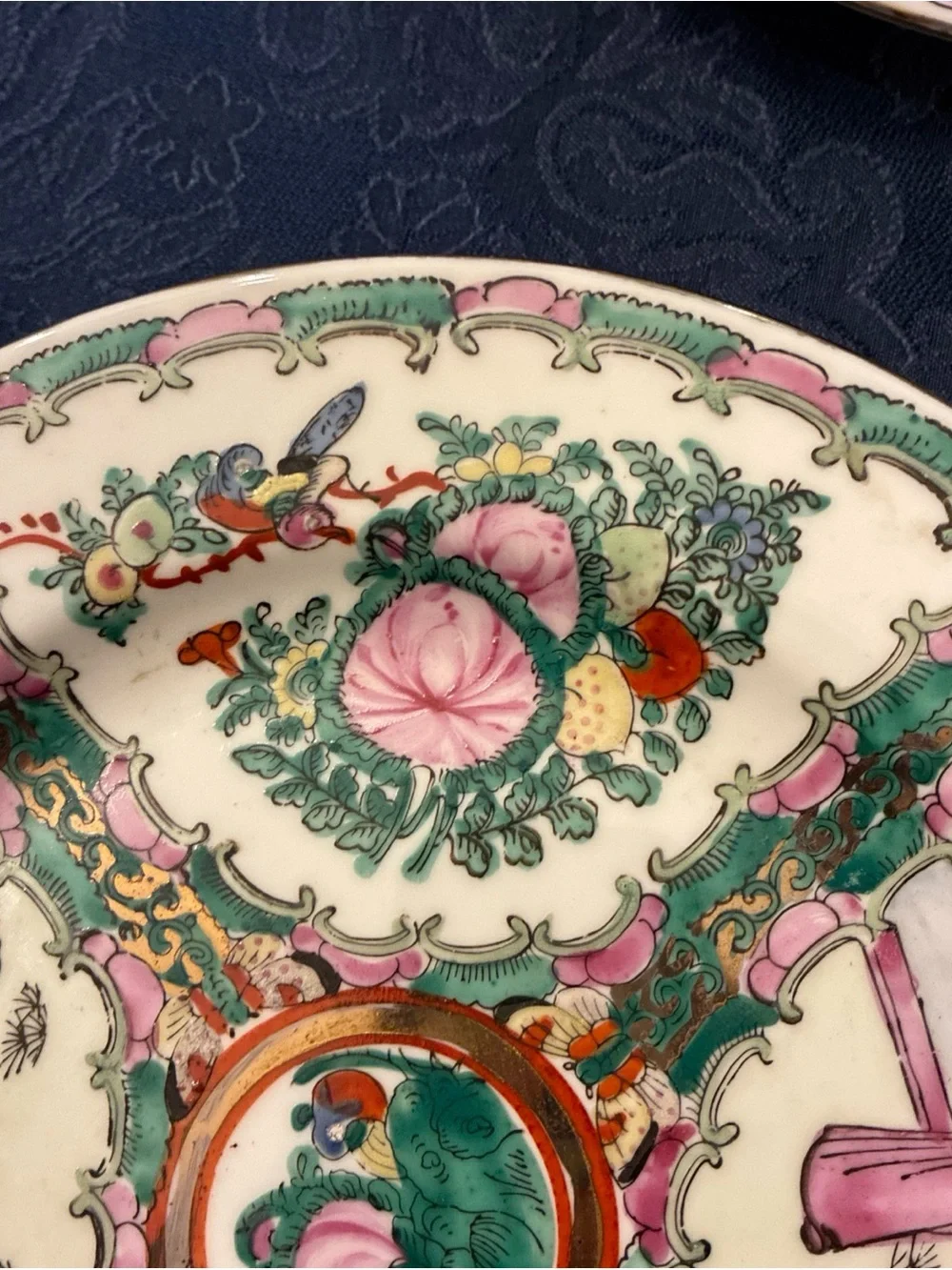 Set of 4 Vintage Rose Medallion Dinner Plates 10.5” Matched Chinese Export